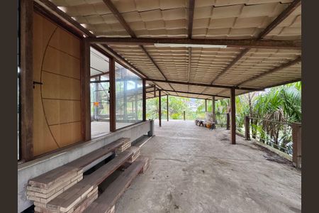 Casa à venda com 320m², 4 quartos e 2 vagas Casa à venda com 320m², 4 quartos e 2 vagasÁrea Comum - Salão