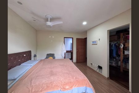 Casa à venda com 320m², 4 quartos e 2 vagas Casa à venda com 320m², 4 quartos e 2 vagasSuíte 1