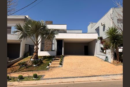 Casa de condomínio à venda com 170m², 3 quartos e sem vaga Casa de condomínio à venda com 170m², 3 quartos e sem vagaFachada