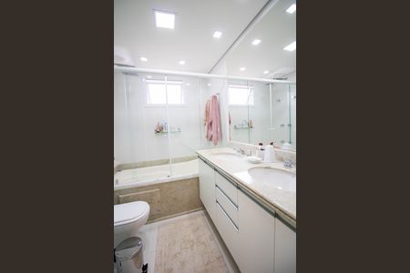 Apartamento à venda com 208m², 4 quartos e 4 vagas Apartamento à venda com 208m², 4 quartos e 4 vagasBanheiro da Suíte 4