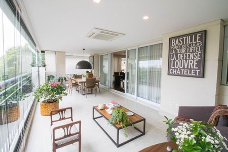 Apartamento à venda com 208m², 4 quartos e 4 vagas Apartamento à venda com 208m², 4 quartos e 4 vagasVaranda