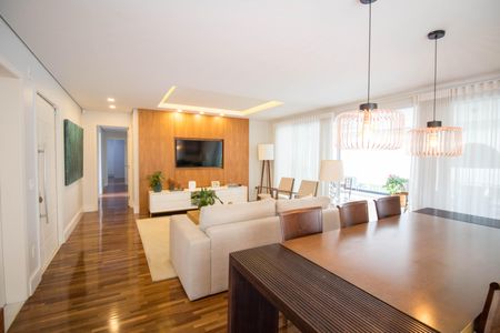 Apartamento à venda com 208m², 4 quartos e 4 vagas Apartamento à venda com 208m², 4 quartos e 4 vagasSala