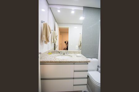Apartamento à venda com 208m², 4 quartos e 4 vagas Apartamento à venda com 208m², 4 quartos e 4 vagasBanheiro da Suíte 3