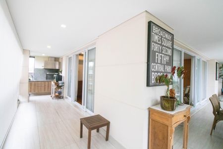 Apartamento à venda com 208m², 4 quartos e 4 vagas Apartamento à venda com 208m², 4 quartos e 4 vagasVaranda