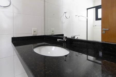 Casa à venda com 293m², 4 quartos e 2 vagasBanheiro da Suíte