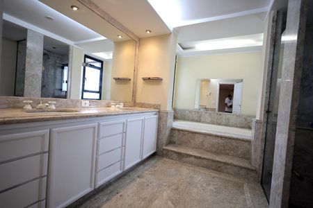 Apartamento à venda com 340m², 6 quartos e 4 vagasBanheiro da Suíte 1