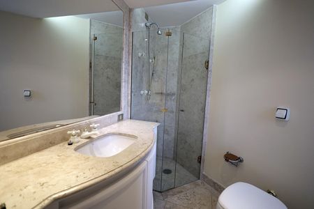 Apartamento à venda com 340m², 6 quartos e 4 vagasBanheiro da Suíte 3