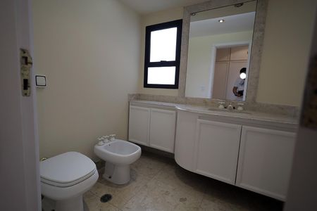 Apartamento à venda com 340m², 6 quartos e 4 vagasBanheiro da Suíte 4