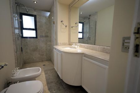 Apartamento à venda com 340m², 6 quartos e 4 vagasBanheiro da Suíte 2