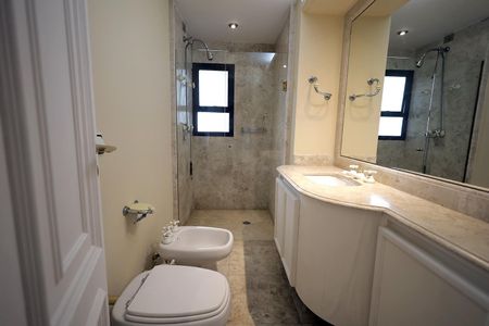 Apartamento à venda com 340m², 6 quartos e 4 vagasBanheiro da Suíte 2