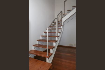 Apartamento à venda com 210m², 2 quartos e 2 vagasEscada