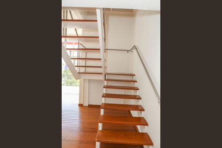 Escada de apartamento para alugar com 2 quartos, 210m² em Jardim das Bandeiras, São Paulo