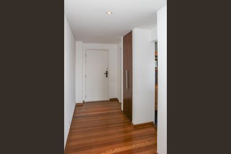 Entrada de apartamento para alugar com 2 quartos, 210m² em Jardim das Bandeiras, São Paulo