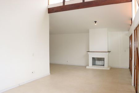 Sala de casa de condomínio para alugar com 4 quartos, 500m² em Parque Silvino Pereira, Cotia