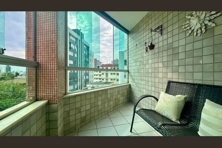 Apartamento à venda com 75m², 2 quartos e 2 vagasVaranda