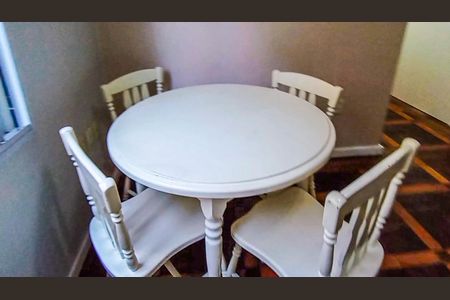 Sala - mesa com cadeiras  de apartamento para alugar com 2 quartos, 54m² em Santo Antônio, Porto Alegre