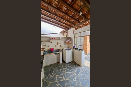 Casa à venda com 229m², 7 quartos e 4 vagas Casa à venda com 229m², 7 quartos e 4 vagasÁrea de Serviço