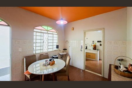 Casa à venda com 229m², 7 quartos e 4 vagas Casa à venda com 229m², 7 quartos e 4 vagasCopa