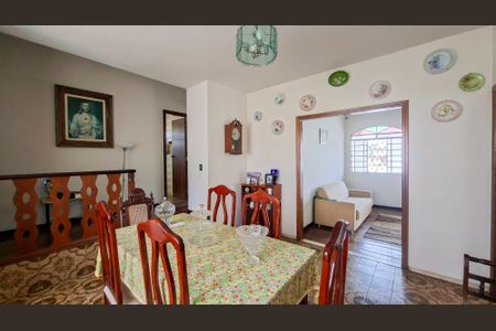 Casa à venda com 229m², 7 quartos e 4 vagas Casa à venda com 229m², 7 quartos e 4 vagasSala de Jantar