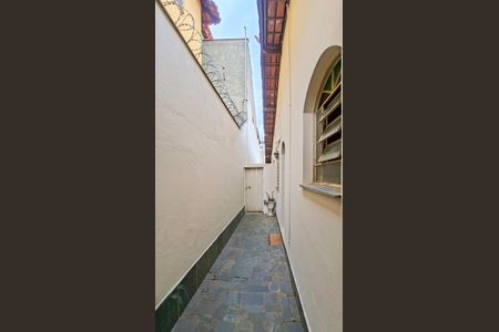 Casa à venda com 229m², 7 quartos e 4 vagas Casa à venda com 229m², 7 quartos e 4 vagasCorredor