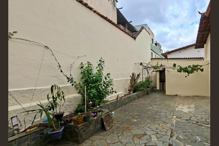 Casa à venda com 229m², 7 quartos e 4 vagas Casa à venda com 229m², 7 quartos e 4 vagasQuintal