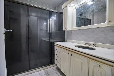 Apartamento à venda com 119m², 3 quartos e 2 vagas Apartamento à venda com 119m², 3 quartos e 2 vagasBanheiro da Suíte