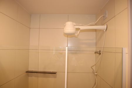 Banheiro de kitnet/studio para alugar com 1 quarto, 25m² em República, São Paulo