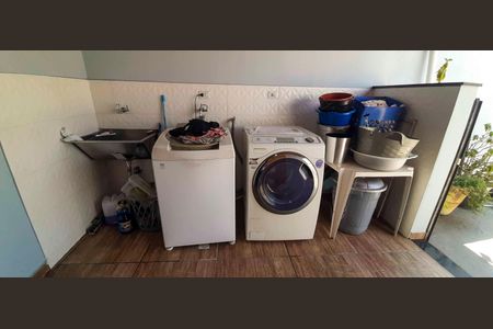 Casa à venda com 210m², 3 quartos e 3 vagas Casa à venda com 210m², 3 quartos e 3 vagasÁrea de Serviço