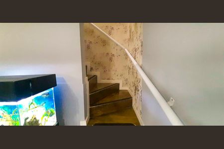 Casa à venda com 210m², 3 quartos e 3 vagas Casa à venda com 210m², 3 quartos e 3 vagasEscada