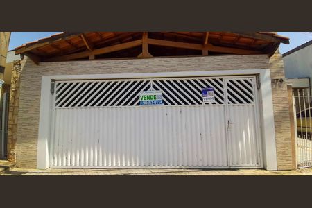 Casa à venda com 210m², 3 quartos e 3 vagas Casa à venda com 210m², 3 quartos e 3 vagasFachada