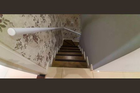 Casa à venda com 210m², 3 quartos e 3 vagas Casa à venda com 210m², 3 quartos e 3 vagasEscada