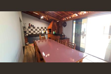 Casa à venda com 210m², 3 quartos e 3 vagas Casa à venda com 210m², 3 quartos e 3 vagasEspaço Gourmet