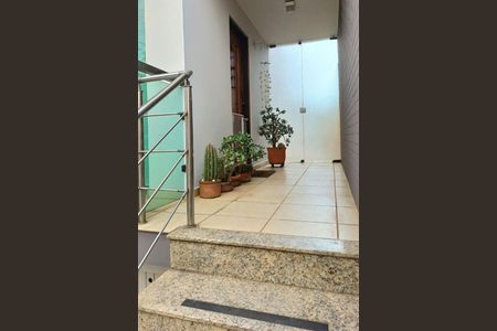 Casa à venda com 220m², 4 quartos e 5 vagas