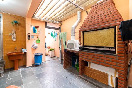 Casa à venda com 180m², 3 quartos e 2 vagas Casa à venda com 180m², 3 quartos e 2 vagasQuintal / Área de Serviço