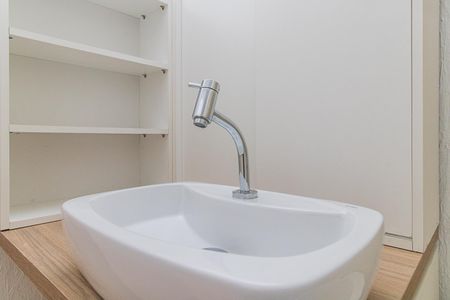 Banheiro de apartamento à venda com 1 quarto, 39m² em Santa Tereza, Porto Alegre