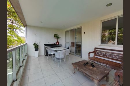 Apartamento à venda com 125m², 2 quartos e 2 vagas Apartamento à venda com 125m², 2 quartos e 2 vagasVaranda