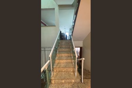Casa para alugar com 276m², 3 quartos e 3 vagas Casa para alugar com 276m², 3 quartos e 3 vagasEscada