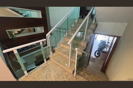 Casa para alugar com 276m², 3 quartos e 3 vagas Casa para alugar com 276m², 3 quartos e 3 vagasEscada
