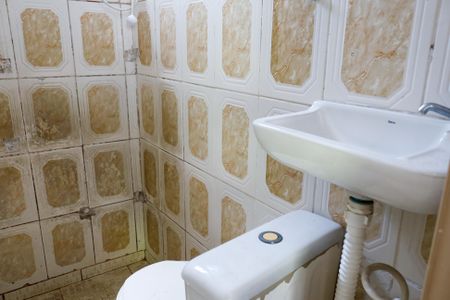 Banheiro de casa para alugar com 1 quarto, 20m² em Jaguaribe, Osasco