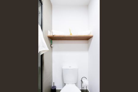 Banheiro de kitnet/studio para alugar com 1 quarto, 30m² em Auxiliadora, Porto Alegre