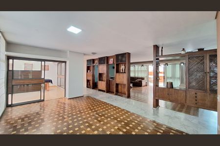 Casa à venda com 521m², 6 quartos e 6 vagas Casa à venda com 521m², 6 quartos e 6 vagasGaragem