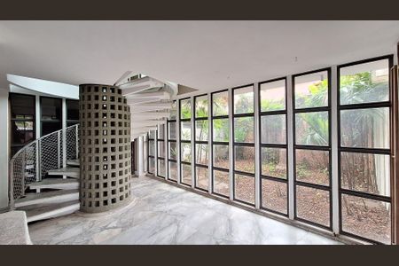 Casa à venda com 521m², 6 quartos e 6 vagas Casa à venda com 521m², 6 quartos e 6 vagasEntrada