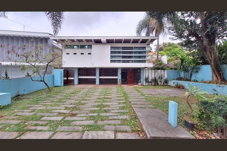 Casa à venda com 521m², 6 quartos e 6 vagas Casa à venda com 521m², 6 quartos e 6 vagasFachada