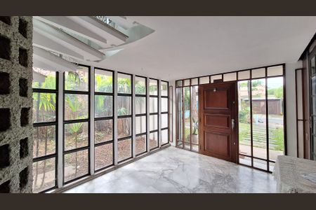 Casa à venda com 521m², 6 quartos e 6 vagas Casa à venda com 521m², 6 quartos e 6 vagasEntrada