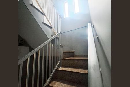 Casa para alugar com 150m², 4 quartos e 2 vagas Casa para alugar com 150m², 4 quartos e 2 vagasEscada