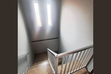 Casa para alugar com 150m², 4 quartos e 2 vagas Casa para alugar com 150m², 4 quartos e 2 vagasEscada