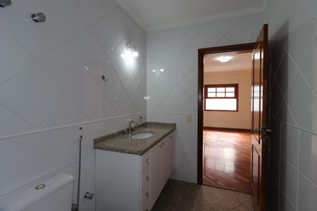 Casa à venda com 311m², 4 quartos e 4 vagasBanheiro da Suíte 1
