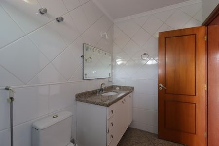 Casa à venda com 311m², 4 quartos e 4 vagasBanheiro da Suíte 2