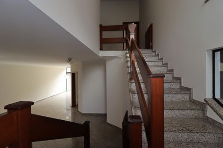 Casa à venda com 311m², 4 quartos e 4 vagasEscada