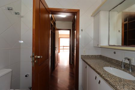 Casa à venda com 311m², 4 quartos e 4 vagasBanheiro da Suíte 3